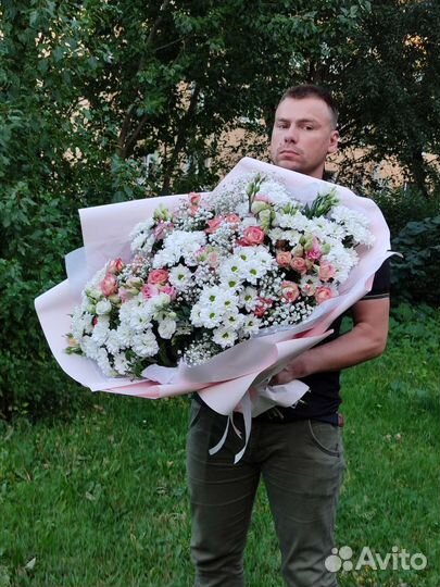 Букет гигант из хризантемы кустовой, розы, эустомы