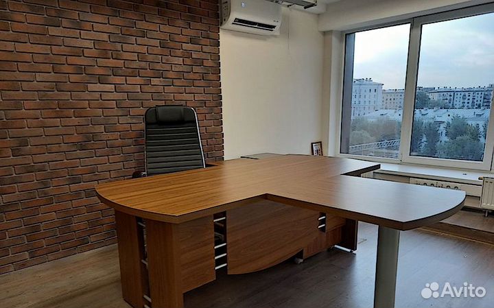 Стол руководителя с брифингом