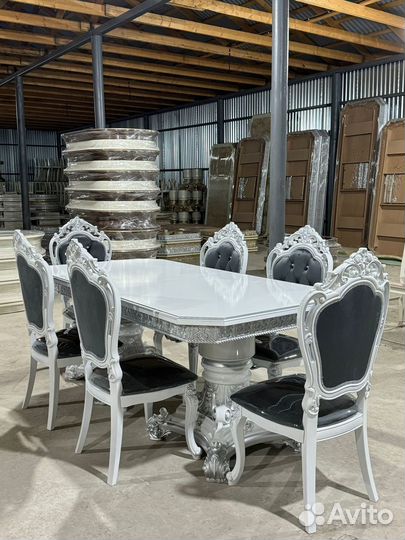 Стол и стулья