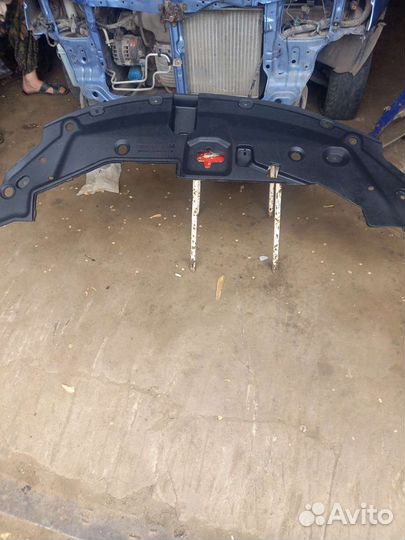 Наклатка на бампер под замок передняя Toyota Avens