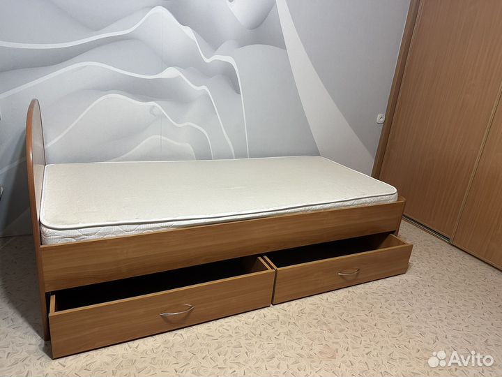 Кровать односпальная с матрасом б/у