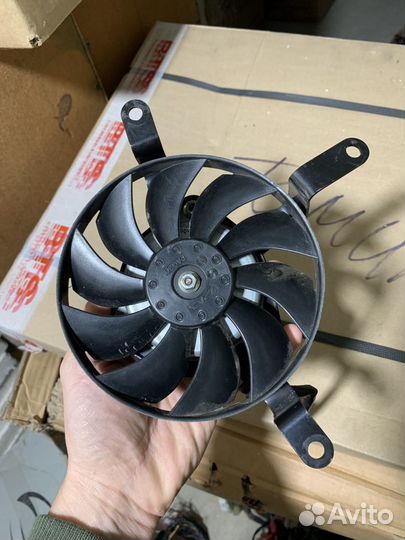 R1 09-14 левый веноилятор радиатора Yamaha