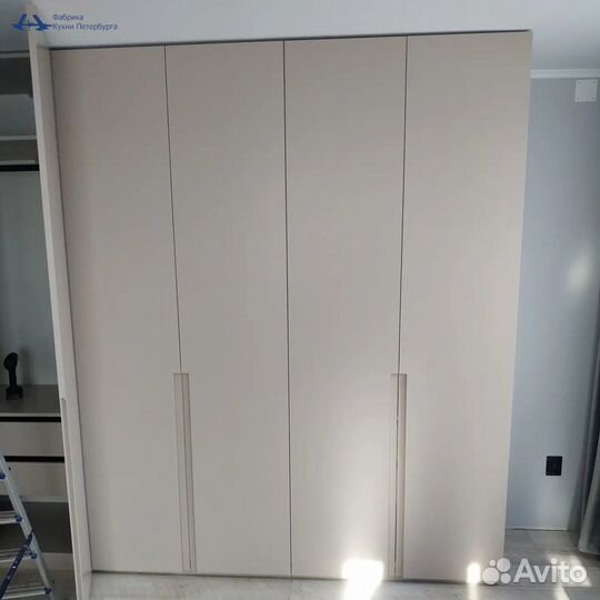 Шкаф с распашными фасадами из крашеного мдф