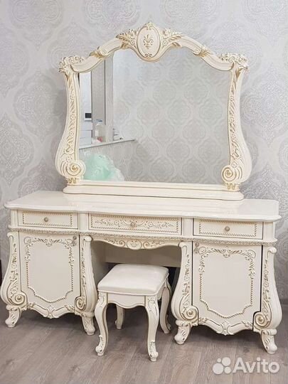 Туалетный столик с зеркалом и пуфом