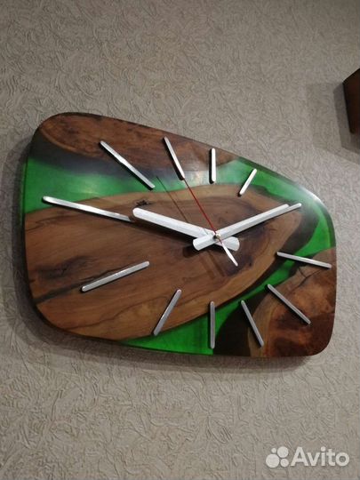 Часы из эпоксидной смолы и дерева