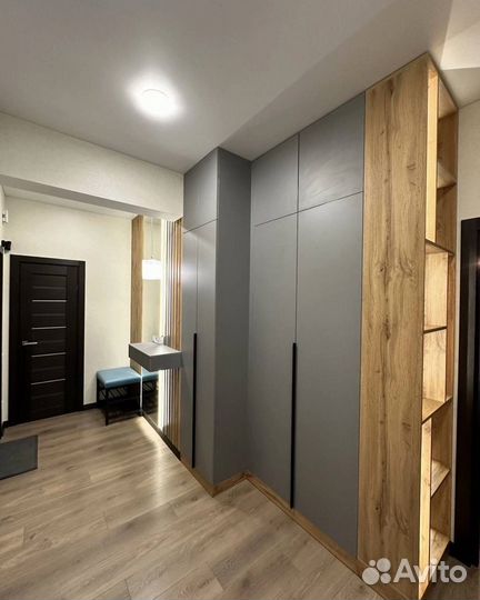 Прихожая с распашным шкафом