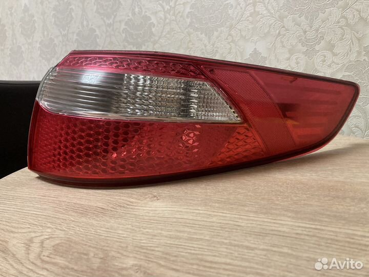 Задний правый фонарь в крыло Kia Rio 3