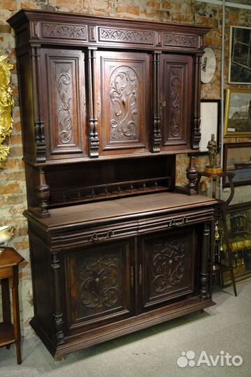 Дубовый резной буфет