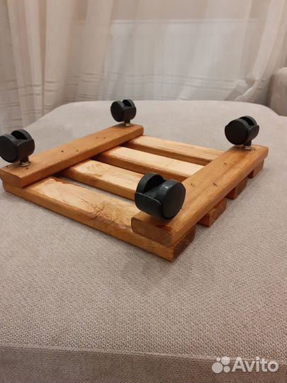 Подставка деревянная на колесиках