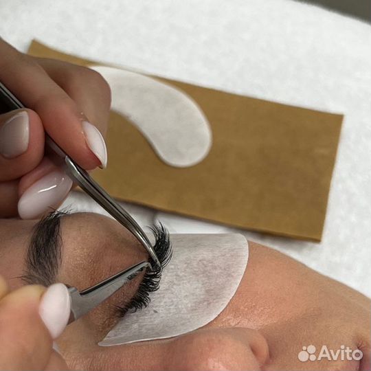 Мастер по наращиванию ресниц