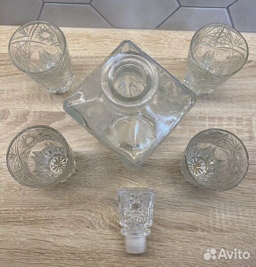 Хрустальный графин со стаканами