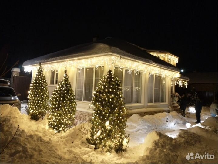 Новогоднее освещение домов, кафе, парков, гостиниц