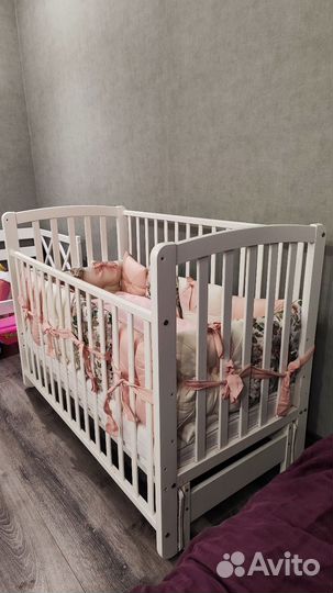 Детская кроватка с маятником