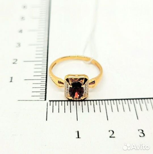 Золотое кольцо с камнем 18р