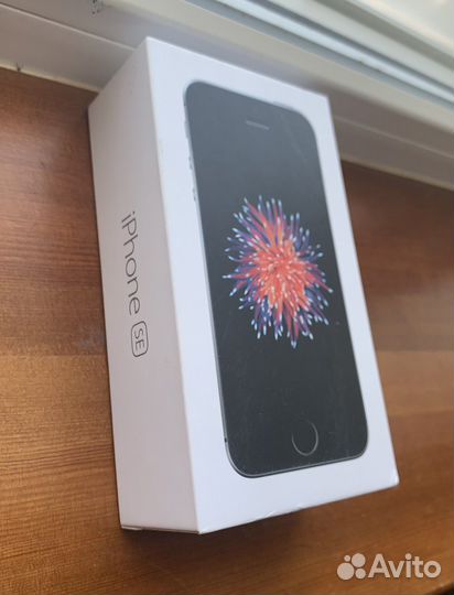 Оригинальная коробка от iPhone SE