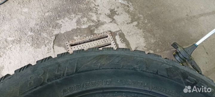 Bridgestone Blizzak Spike-01 235/55 R17 103T