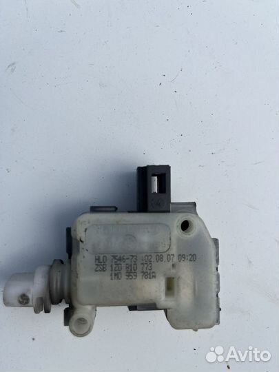 Skoda octavia a5 активатор лючка бензобака