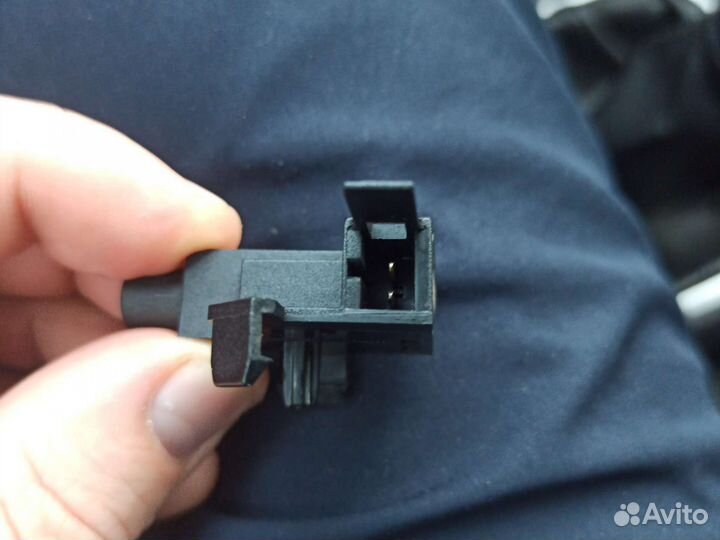 Кнопка включения индикатора стояночного тормоза