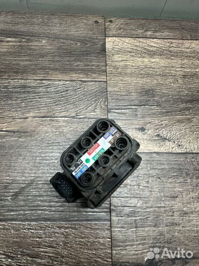 Блок клапанов пневмоподвески Audi A8 D4 ctna 2016