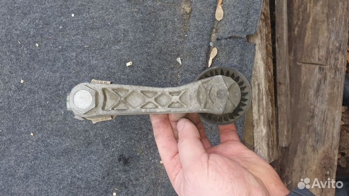 Натяжитель ремня генератора peugeot 308