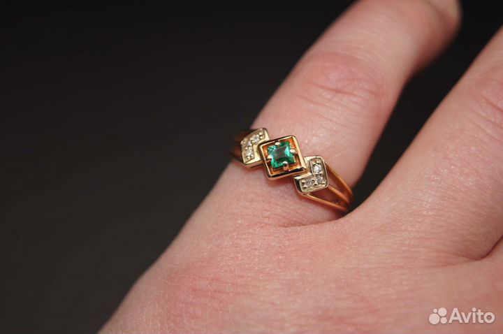 Золотое кольцо с изумрудом и бриллиантами