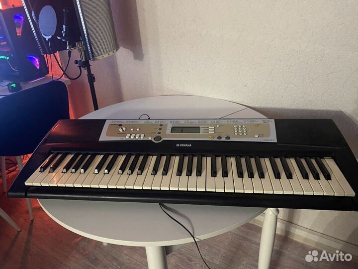 Yamaha PSR R200