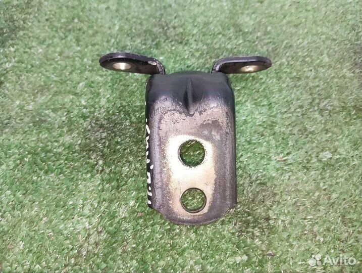 Нижняя петли передней левой двери Nissan X-trail