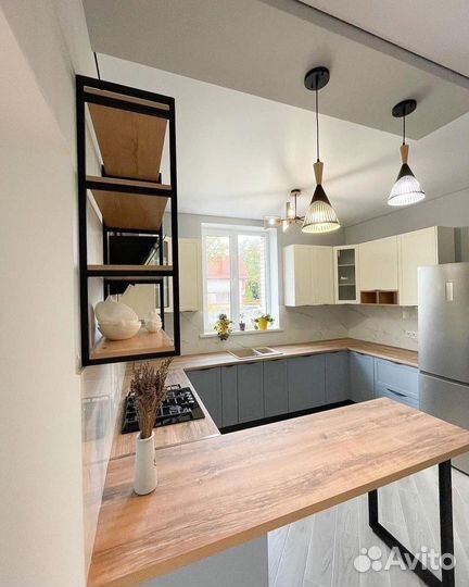 Серая кухня с барной стойкой