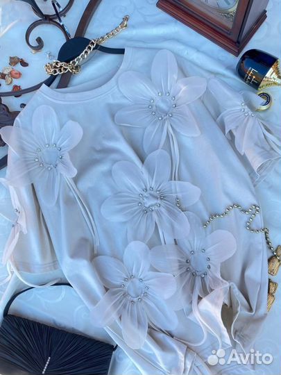 Футболка женская оверсайз с декорацией