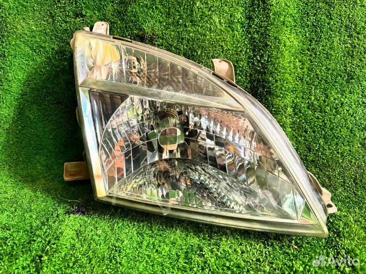 1021 фара на toyota nadia CXM10