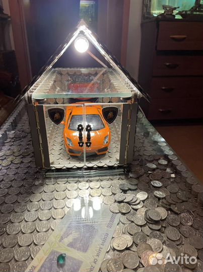 Домик для lamborgini из монет