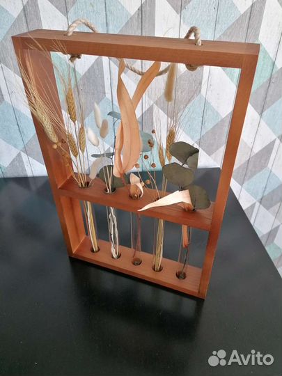 Деревянная рамка с пробирками