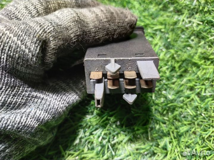 Кнопка аварийной сигнализации Volkswagen Passat V