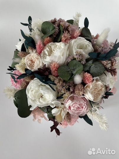 Цветы сухоцветы в шляпной коробке розы