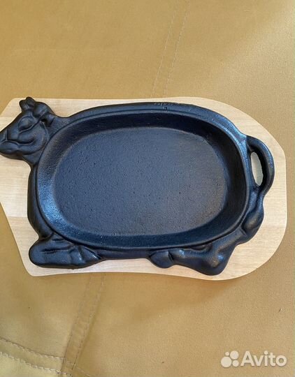 Чугунная сковорода на деревНной подставке