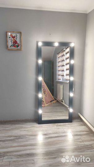 Гримерное зеркало с лампочками