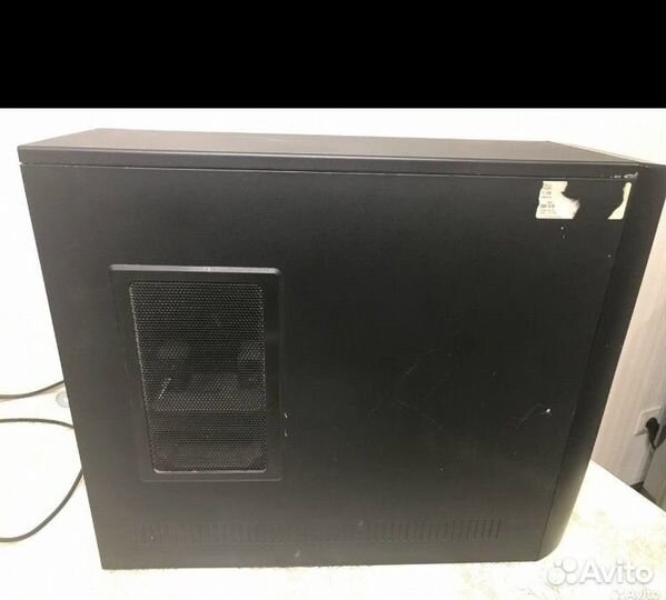 Игровой компьютер с монитором и клавиатурой