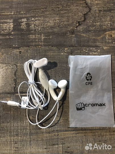 Наушники, зарядные устройства, контейнер