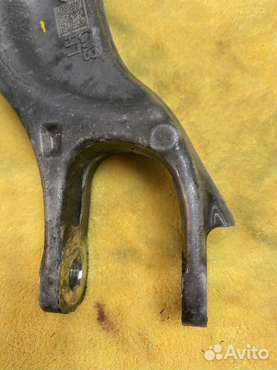 Кронштейн амортизатора левый Audi A4B9