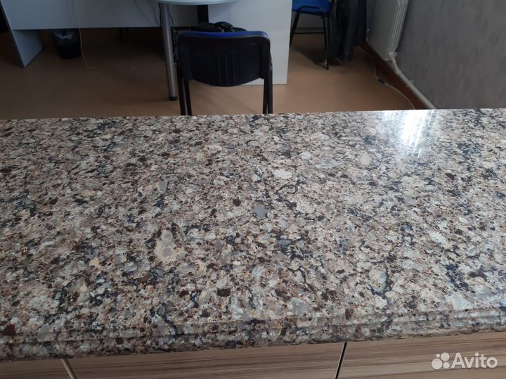 Остров на кухню с столешницей из кварца