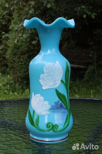 Старинная ваза из молочного стекла