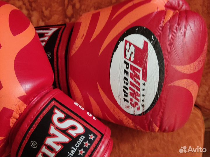 Боксерские перчатки twins 10 oz
