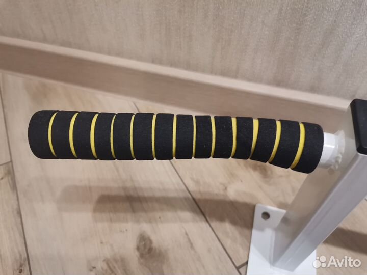 Турник настенный