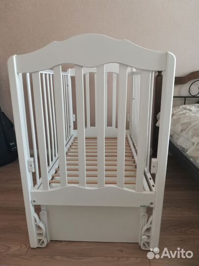 Детская кроватка с маятником и ящиком