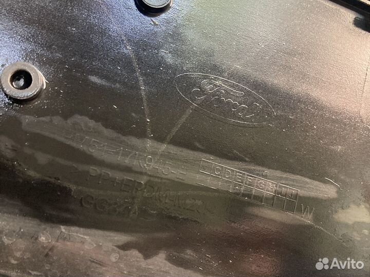 Решетка переднего бампера центральная Ford Focus 3