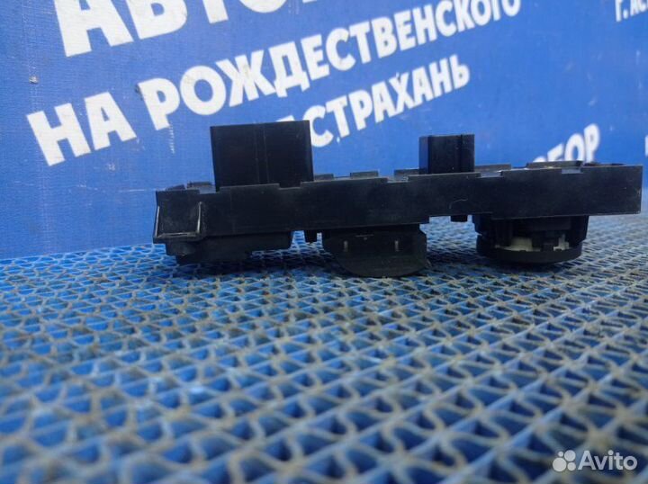 Блок управления стеклоподъемниками Ford Focus 2