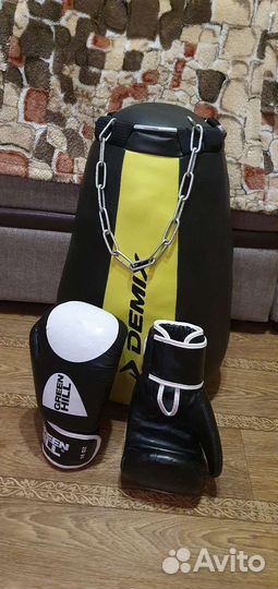 Боксерская груша и перчатки