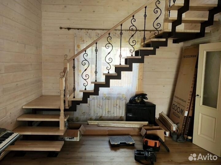 Лестница с площадкой на второй этаж