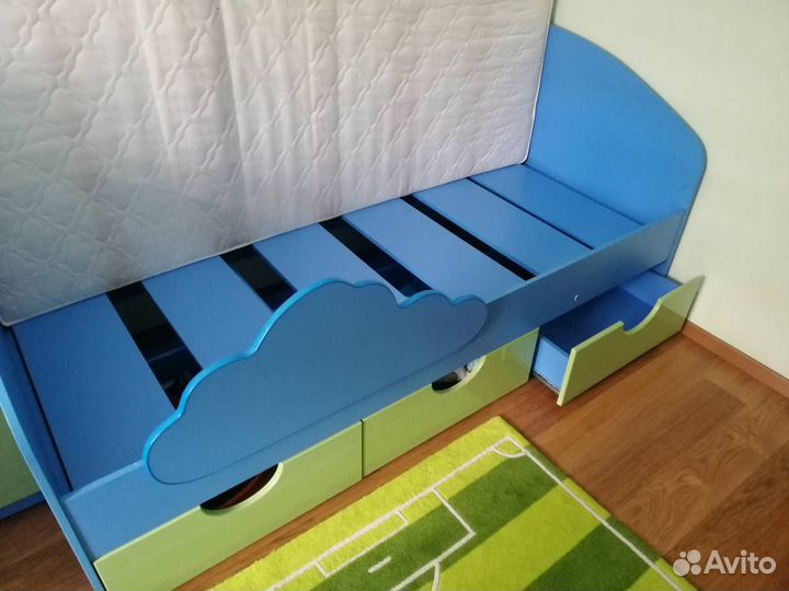Детская кровать с тумбочкой