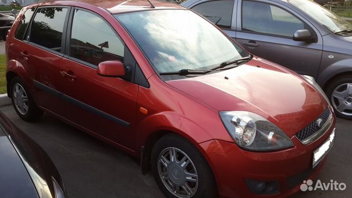 Заднее стекло на Ford Fiesta mk5 5D Замена